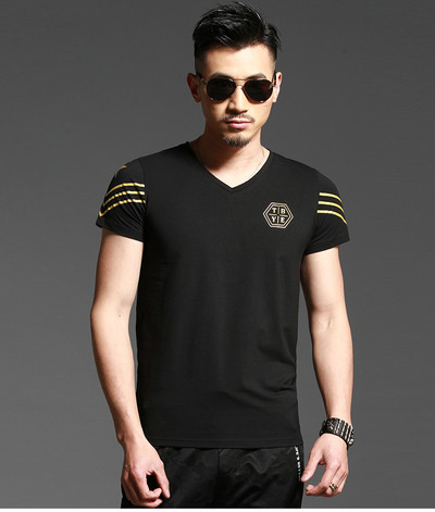 Nyári férfi póló három színben, hátoldalán mintával