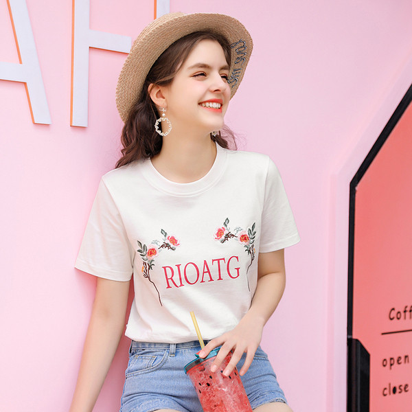 Fehér női póló hímzett virágokkal