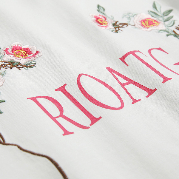 Fehér női póló hímzett virágokkal