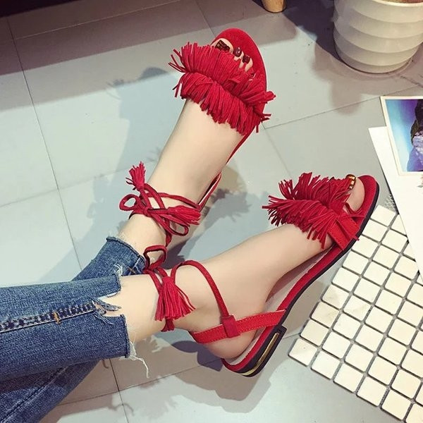 Piros, fekete és zöld bojtos női szandál