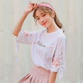 Fehér női blúz virágos motívumokkal