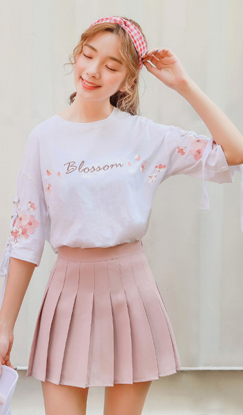 Fehér női blúz virágos motívumokkal