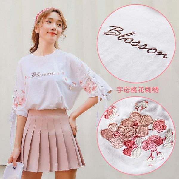 Fehér női blúz virágos motívumokkal