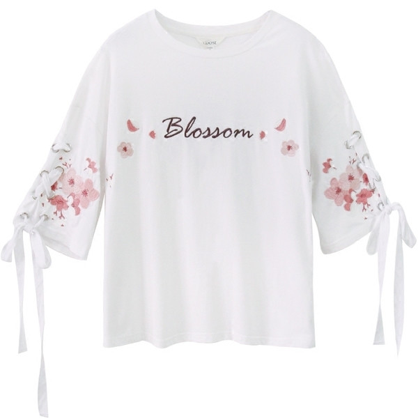 Fehér női blúz virágos motívumokkal