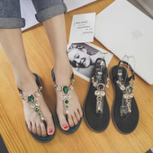 Stílusos női szandál díszítő kövekkel fekete és zöld színben