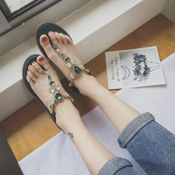 Stílusos női szandál díszítő kövekkel fekete és zöld színben