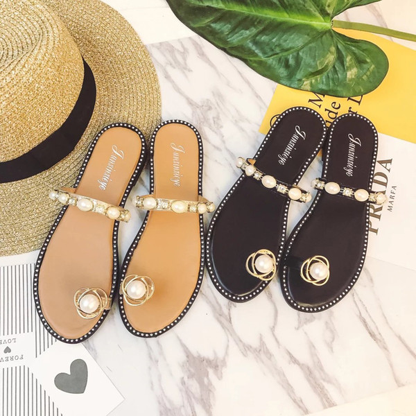 Stílusos női papucs fehér és fekete dekorgyöngyökkel