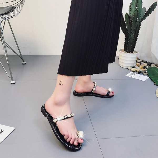 Stílusos női papucs fehér és fekete dekorgyöngyökkel