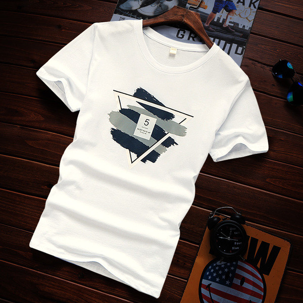 Nyári férfi póló különböző modellekben, mintával