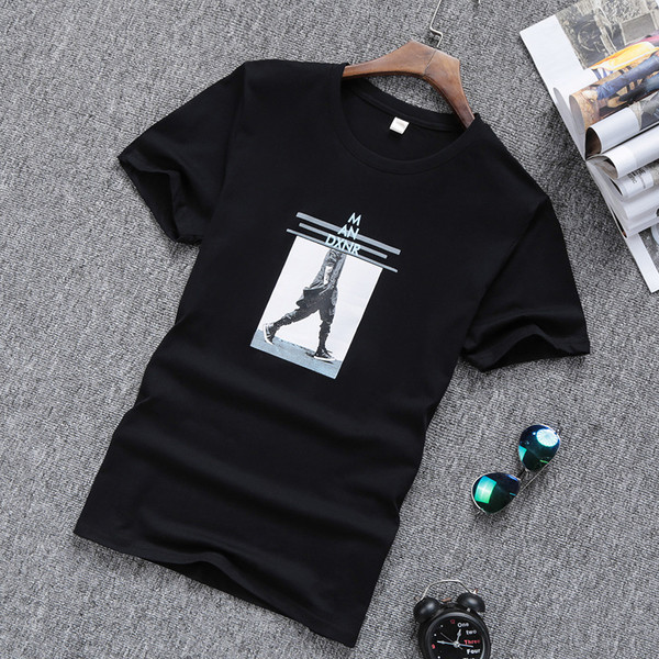 Nyári férfi póló különböző modellekben, mintával