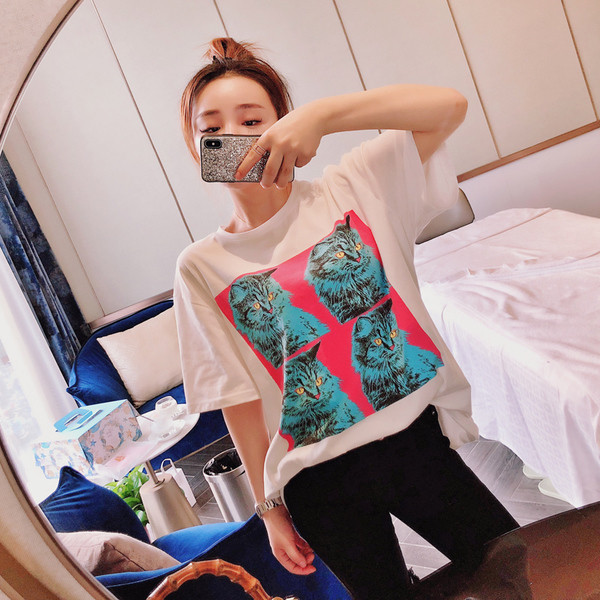 Női fehér alkalmi póló cicákkal