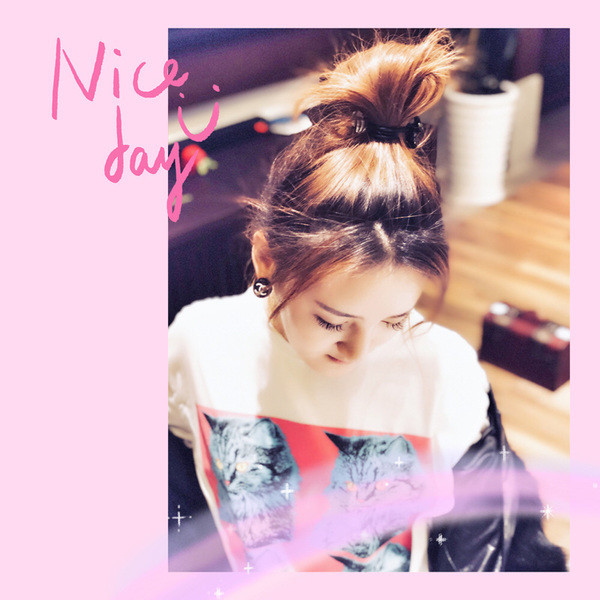 Női fehér alkalmi póló cicákkal