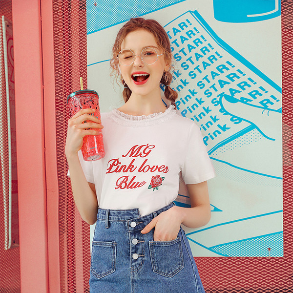 Modern női póló csipkegallérral és felirattal