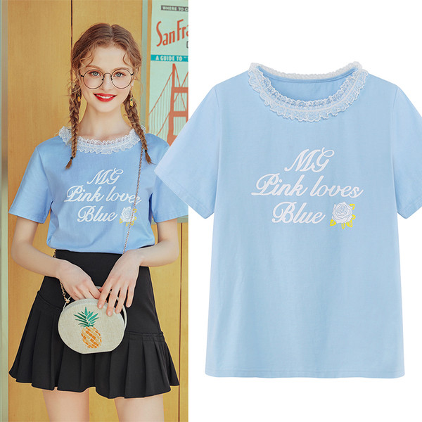 Modern női póló csipkegallérral és felirattal