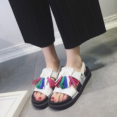 Стилни дамски сандали с пискюли с равна подметка в няколко цвята