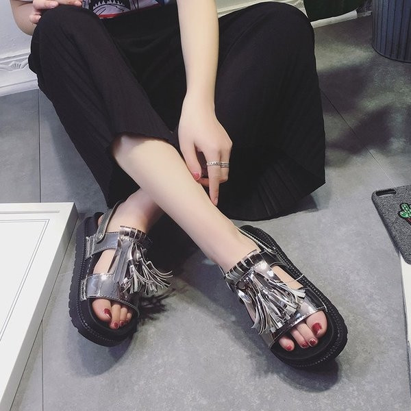 Stílusos női bojtos szandál lapos talppal több színben