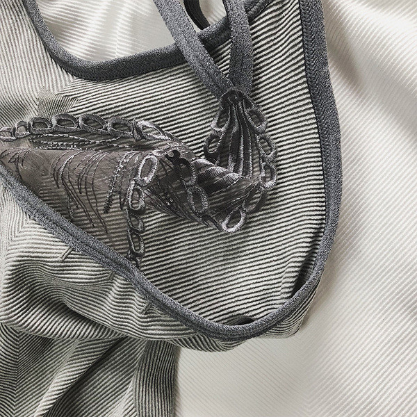 Elasztikus női felső, három színben, csipkével