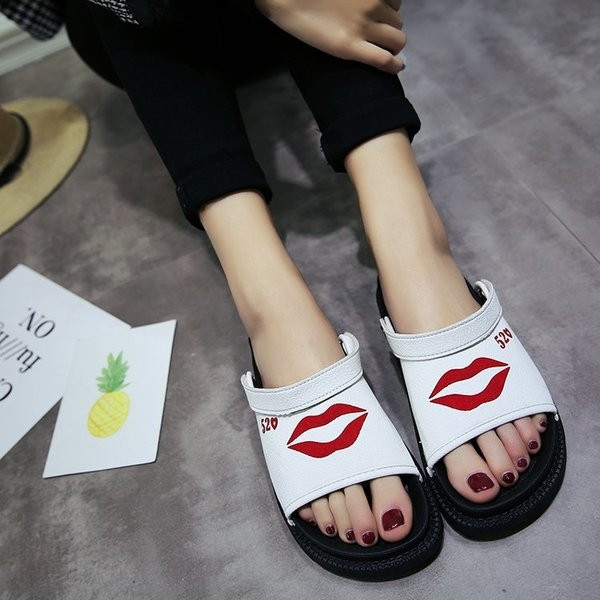 Stílusos női velúr szandál fehér és fekete rátéttel