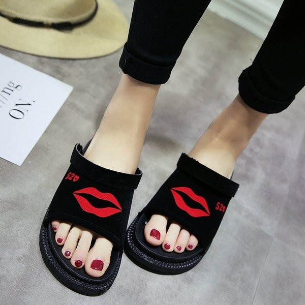 Stílusos női velúr szandál fehér és fekete rátéttel