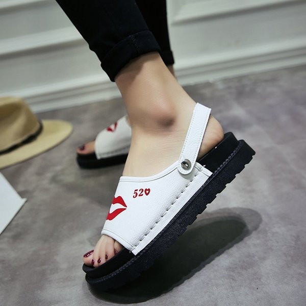 Stílusos női velúr szandál fehér és fekete rátéttel