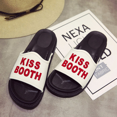 Stílusos női papucs fehér és fekete felirattal