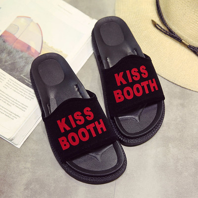 Stílusos női papucs fehér és fekete felirattal