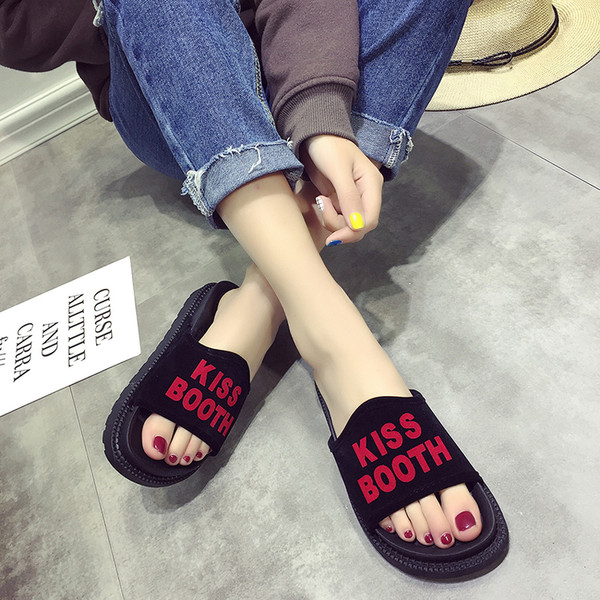 Stílusos női papucs fehér és fekete felirattal