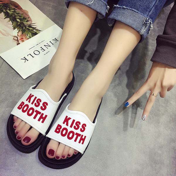 Stílusos női papucs fehér és fekete felirattal