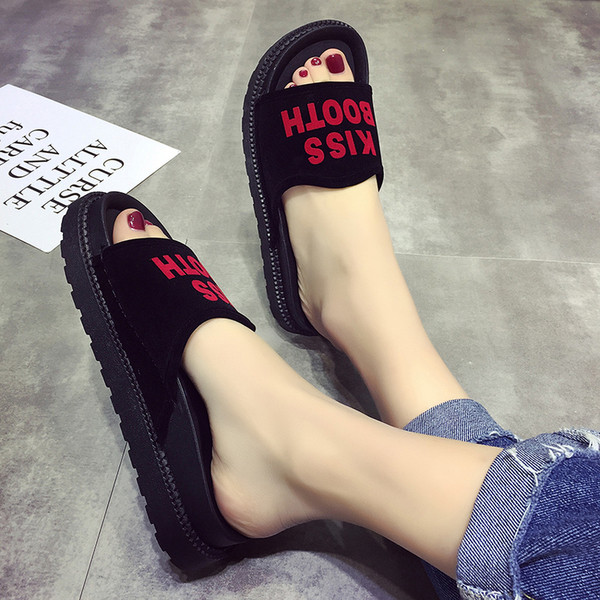 Stílusos női papucs fehér és fekete felirattal