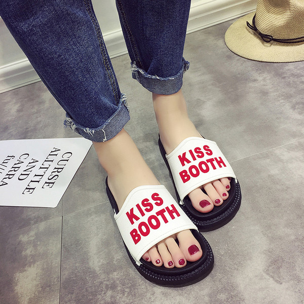 Stílusos női papucs fehér és fekete felirattal