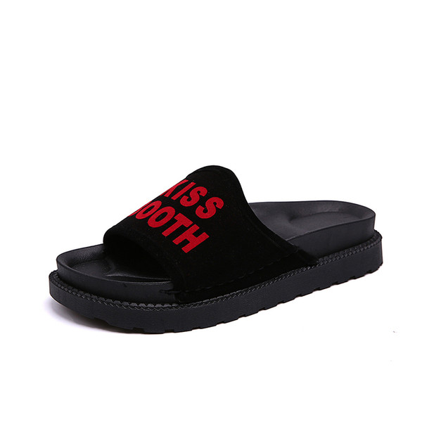 Stílusos női papucs fehér és fekete felirattal