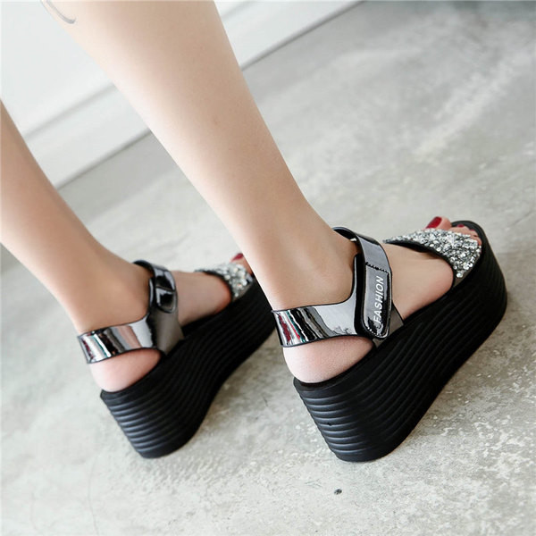 Fényes női szandál platformmal, három színben