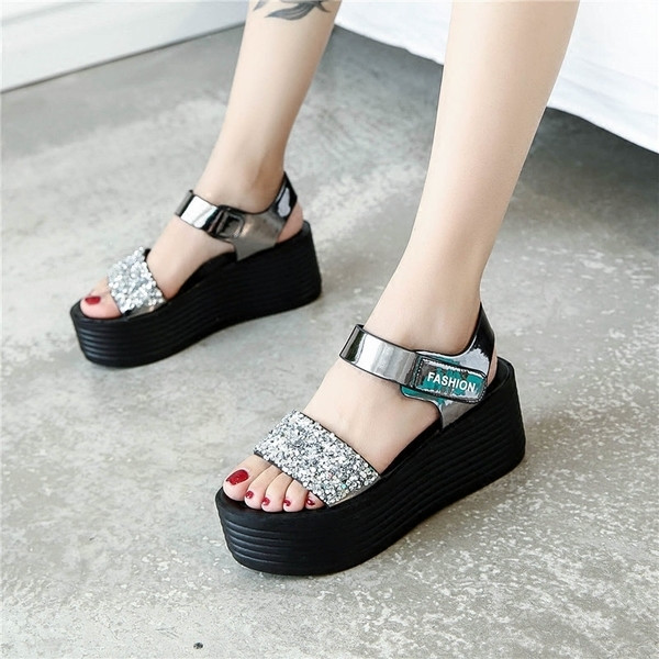 Fényes női szandál platformmal, három színben