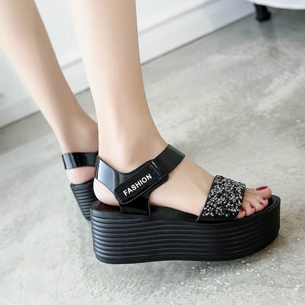 Fényes női szandál platformmal, három színben