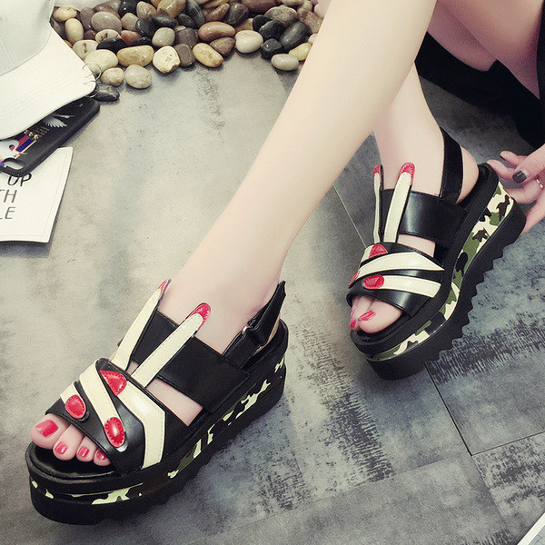 Stílusos női terepszínű szandál 3D díszítéssel, két színben