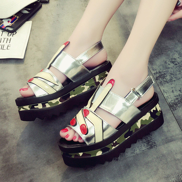 Stílusos női terepszínű szandál 3D díszítéssel, két színben