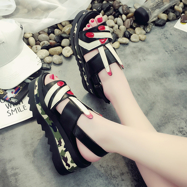 Stílusos női terepszínű szandál 3D díszítéssel, két színben