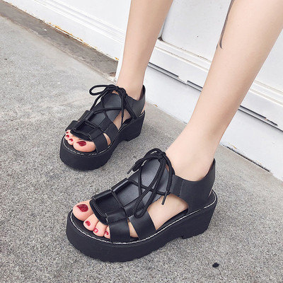 Stílusos női szandál alacsony platformmal fehér, fekete és krém színben