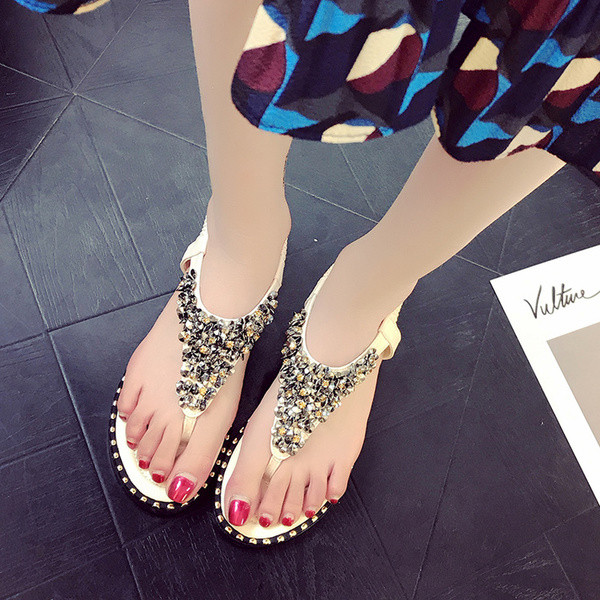 Stílusos női szandál kő díszítéssel