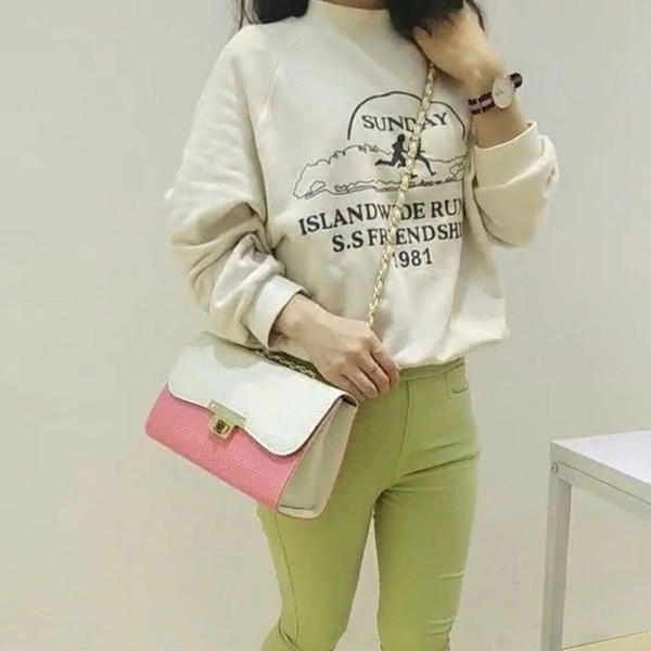 Kicsi, friss kézitáska, a tavaszi szezonhoz illő