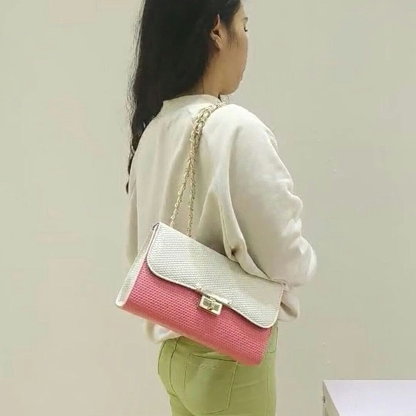 Kicsi, friss kézitáska, a tavaszi szezonhoz illő