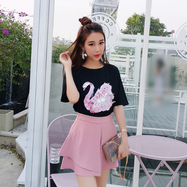 Modern női póló flitterekből készült hattyúval