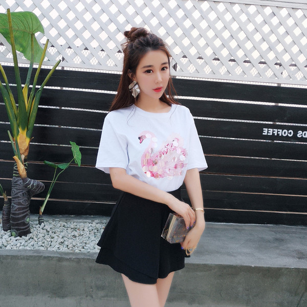 Modern női póló flitterekből készült hattyúval