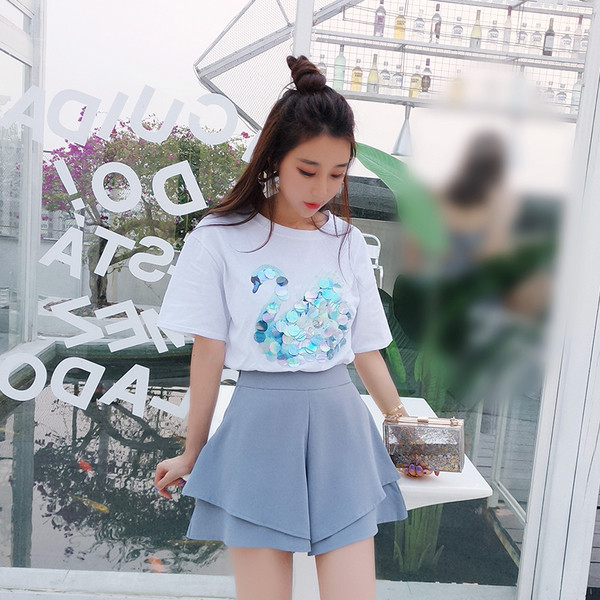 Modern női póló flitterekből készült hattyúval