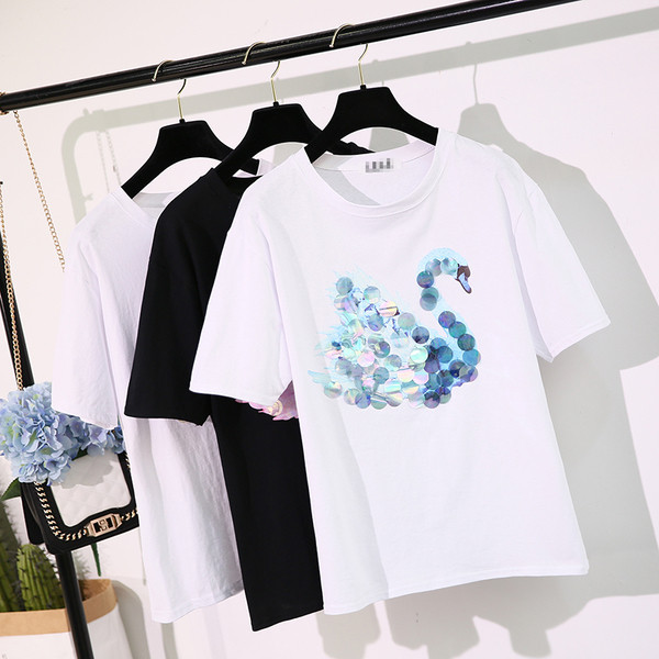 Modern női póló flitterekből készült hattyúval