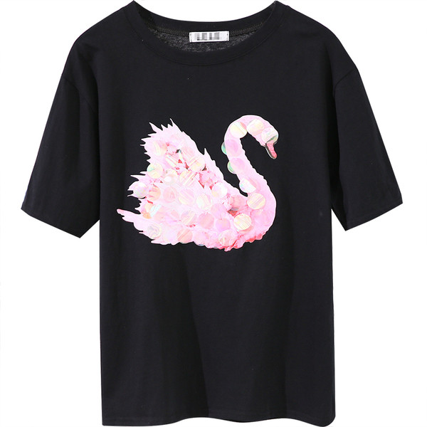 Modern női póló flitterekből készült hattyúval