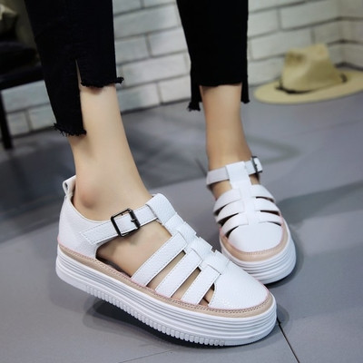 Stílusos női szandál zárt modell - két modell