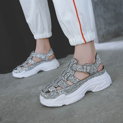 Stílusos női szandál zárt modell - két modell