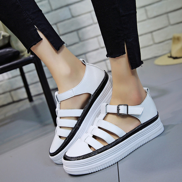 Stílusos női szandál zárt modell - két modell