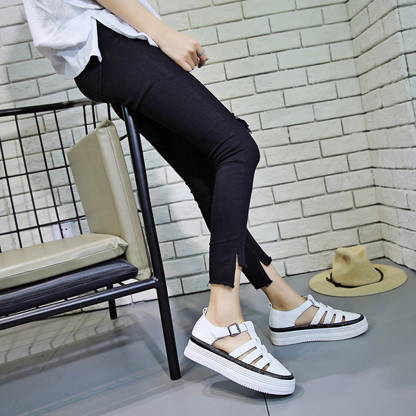 Stílusos női szandál zárt modell - két modell